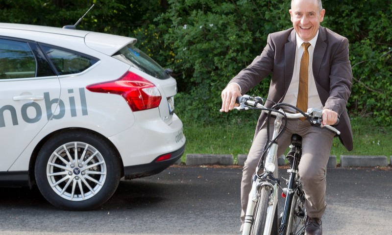 Teilnehmer der Veranstaltung
bei Diskussionen und
Fahrspaß im Anschluss an
die Vorträge
(Frank Ramowsky!TÜV
Rheinland, Dr. Roland
Krüger/Ford Europa,
Reinhard PiekifAB-Solution
GmbH, Mark Franken/G,
Herbert Feilbach/PGI-JCNSTA,
Thomas Leipold/PGIJCNS-
TA, Frank Bläsen/ITS,
Dr. Bernd Emonts/IEK-3,
Nicola Kimiaie/IEK-3, Thomas
Grube/IEK-3, Dr. Peter
Burauei/ZC, Dr. Ellen Kammula/ZC)